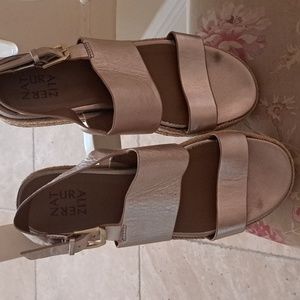 Naturizer Gold Metallic Leather Wedge sandal with grass cloth  Wedge  sz8 EUC